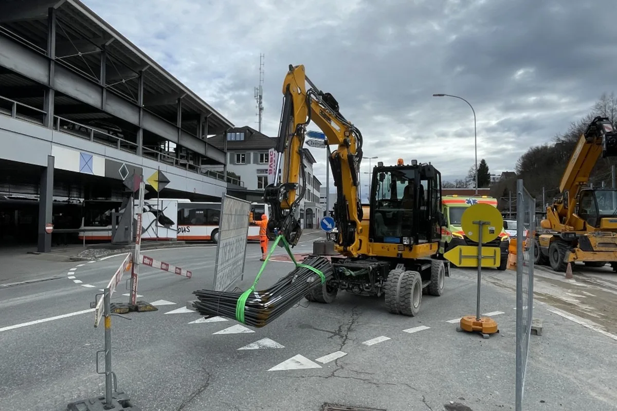 Herisau AR - Junger Bauarbeiter durch Bagger verletzt