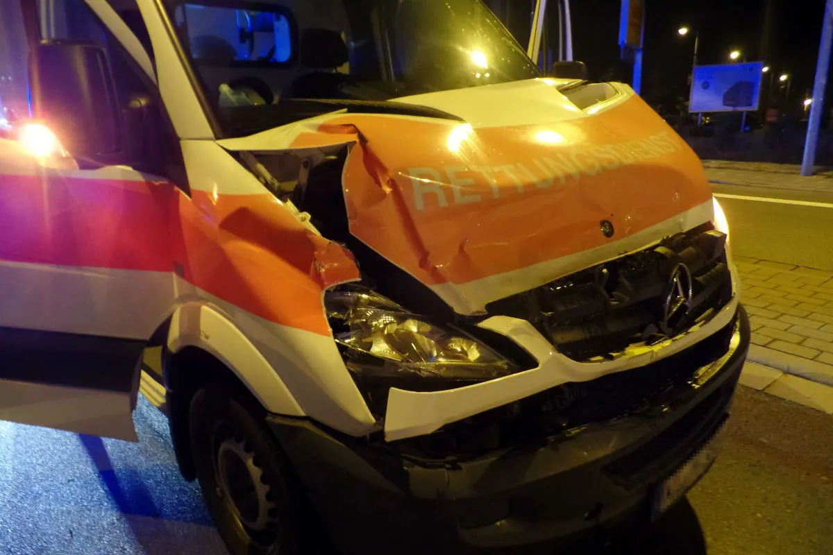 Auffahrkollision zwischen Feuerwehrfahrzeug und Rettungswagen