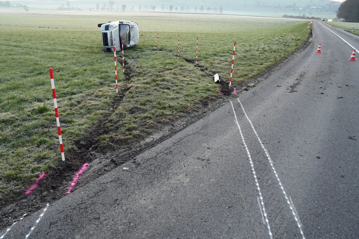 Beromünster LU – Auto wird bei Unfall auf eine Wiese geschleudert
