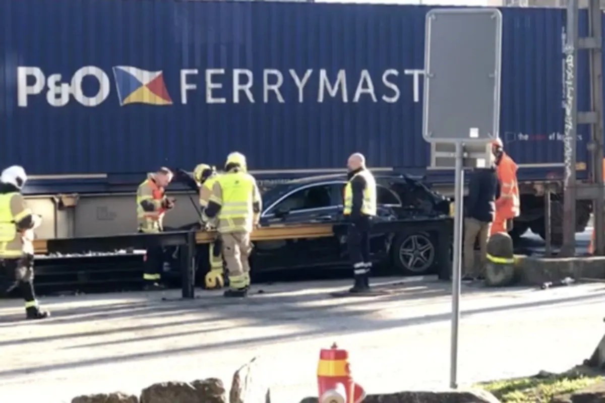 Lugano TI - Auto bleibt zwischen Bahnschranken stecken - Unfall mit Güterzug!