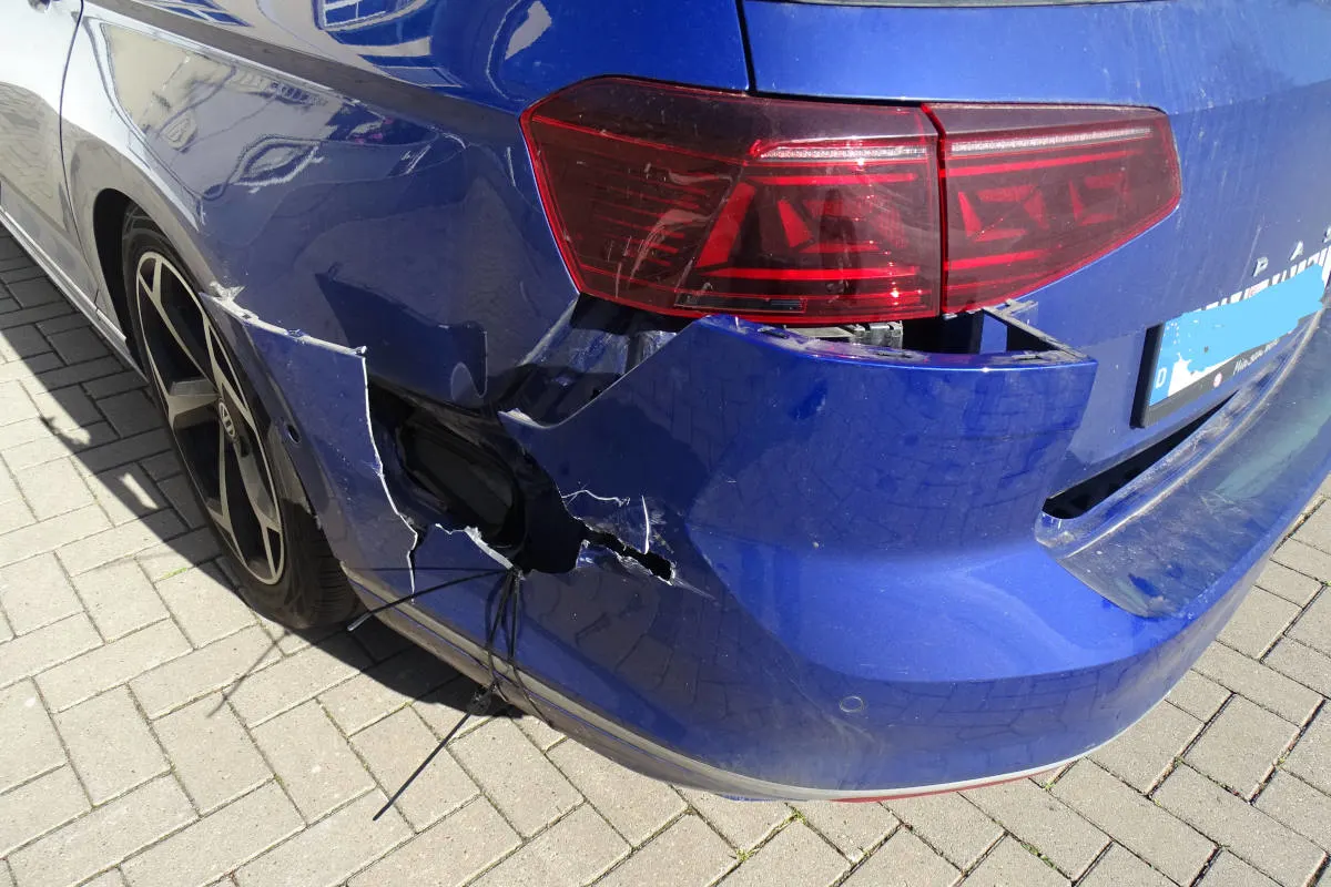 Bückeburg – Auto rammt geparkten PKW und flüchtet