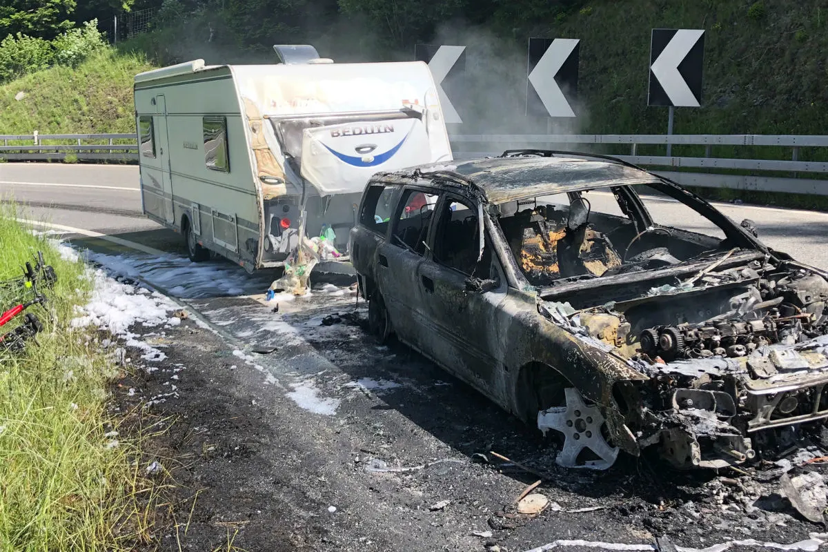 Pian San Giacomo GR - Auto mit Wohnwagen in Brand geraten