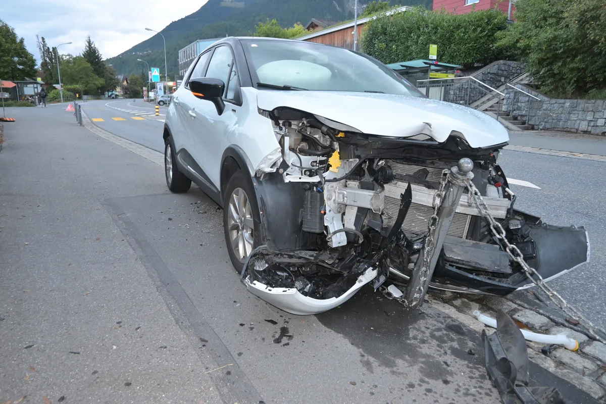 Schaan FL - Mit einem Eisenpfosten kollidiert