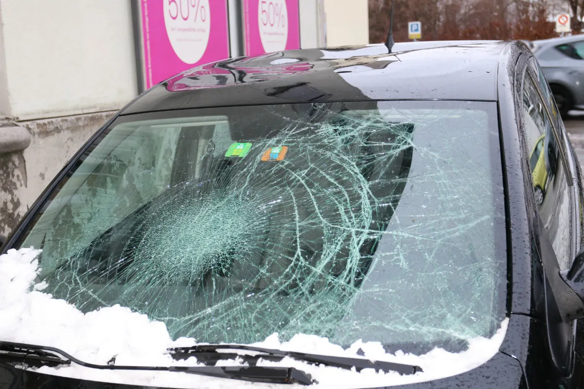 St. Gallen SG - Dachlawinen beschädigen Fahrzeuge