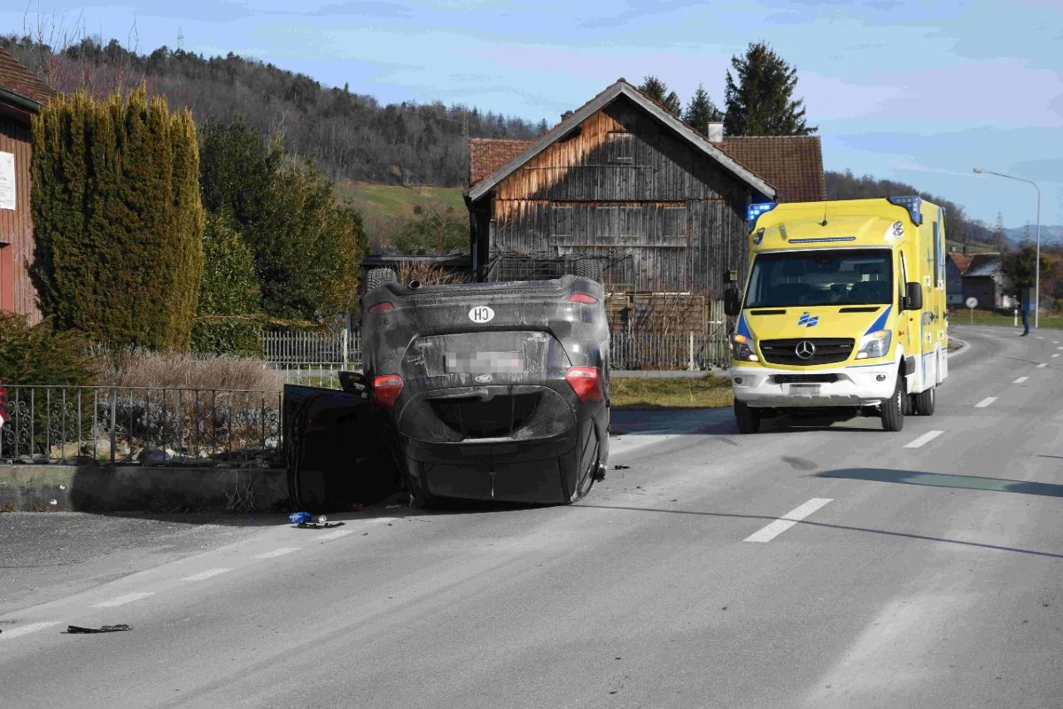 Rüthi SG - Spektakulärer Selbstunfall einer 23-Jährigen