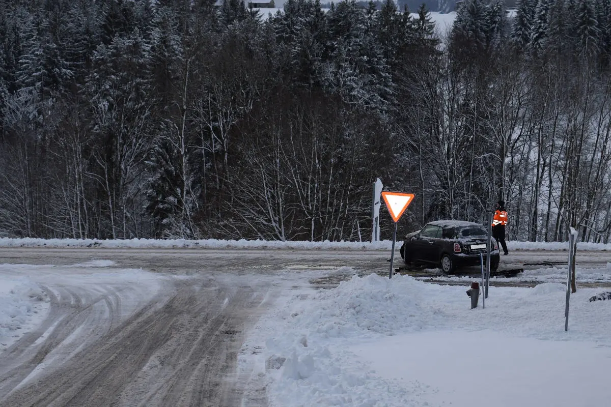 Waldstatt AR – In Hauptstrasse gerutscht und Unfall verursacht