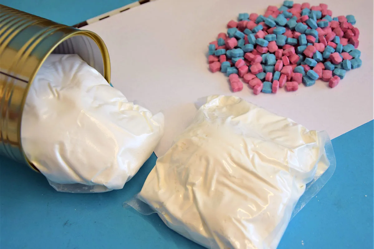 München - Haftbefehl gegen Rauschgiftschmuggler - Postsendung abgefangen -  Amphetamin und Ecstasy sichergestellt