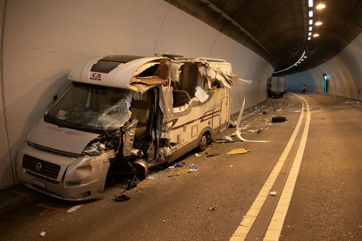 Lohn GR - Lieferwagen kollidiert mit Wohnmobil