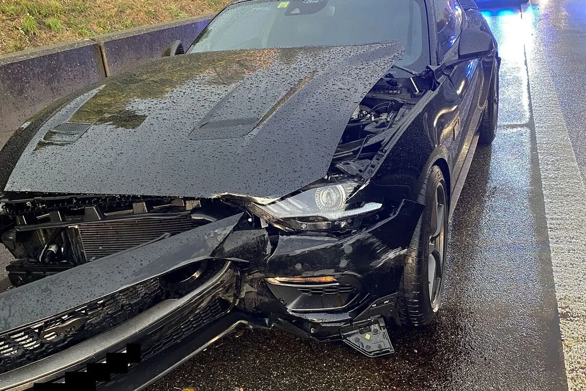 Muttenz BL / Autobahn A2 - Auto bei Selbstunfall massiv beschädigt
