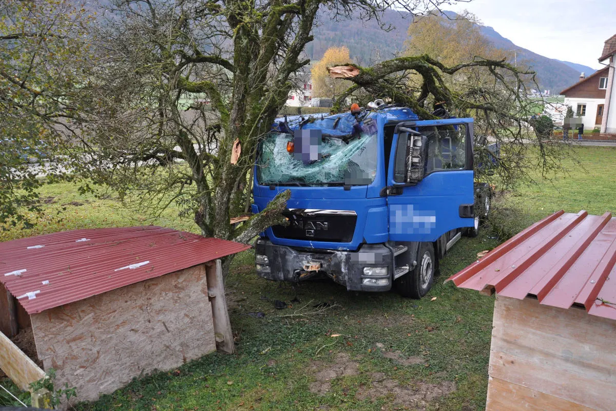 Unfall Matzendorf SO - Lenker verliert Kontrolle über Lastwagen