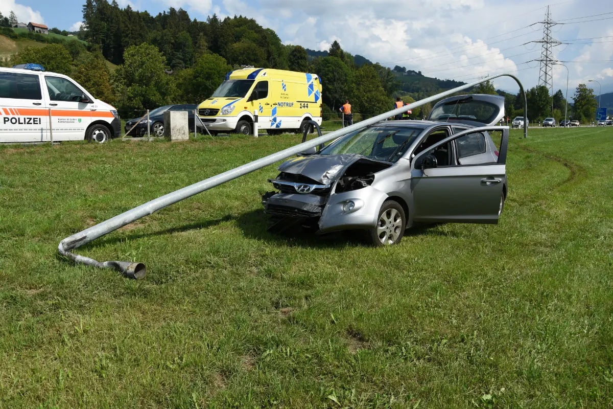 Ulisbach SG - Mit Kandelaber in Wiese gelandet