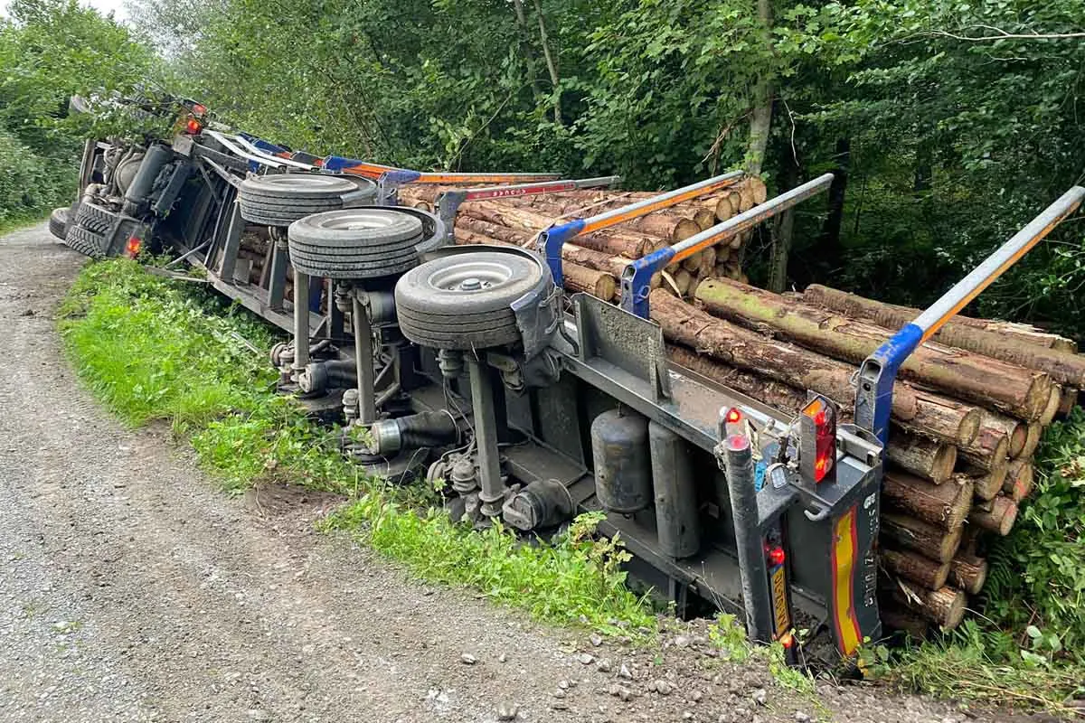 Ratingen - Mit Baumstämmen beladener Sattelzug verunglückt