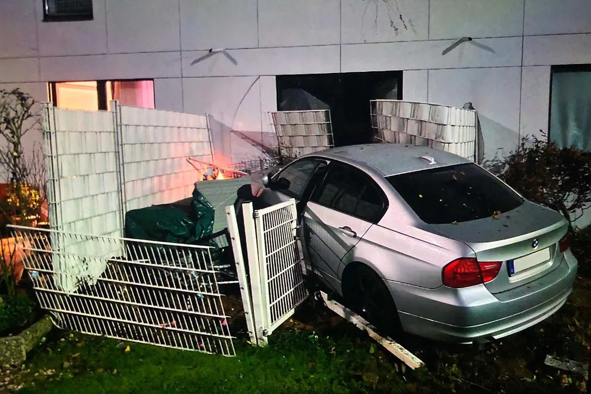 Kamp-Lintfort - Pkw durchbricht Hecke und kommt auf Terrasse des Hauses zum Stehen