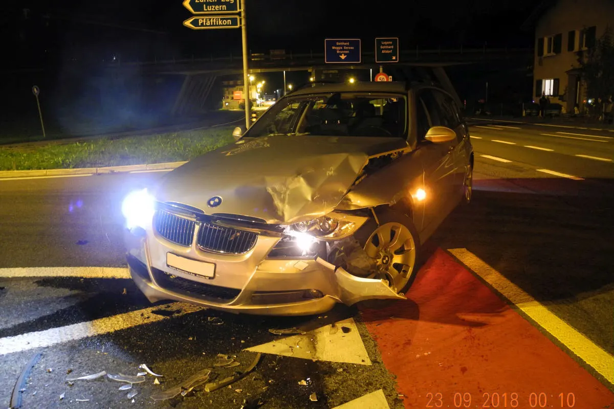 Brunnen SZ - Zwei leicht verletzte Personen nach Verkehrsunfall 