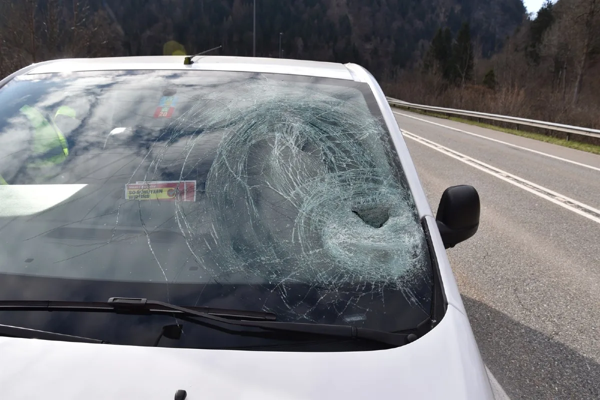 Domat/Ems GR - Lieferwagen von herunterfallendem Eis beschädigt