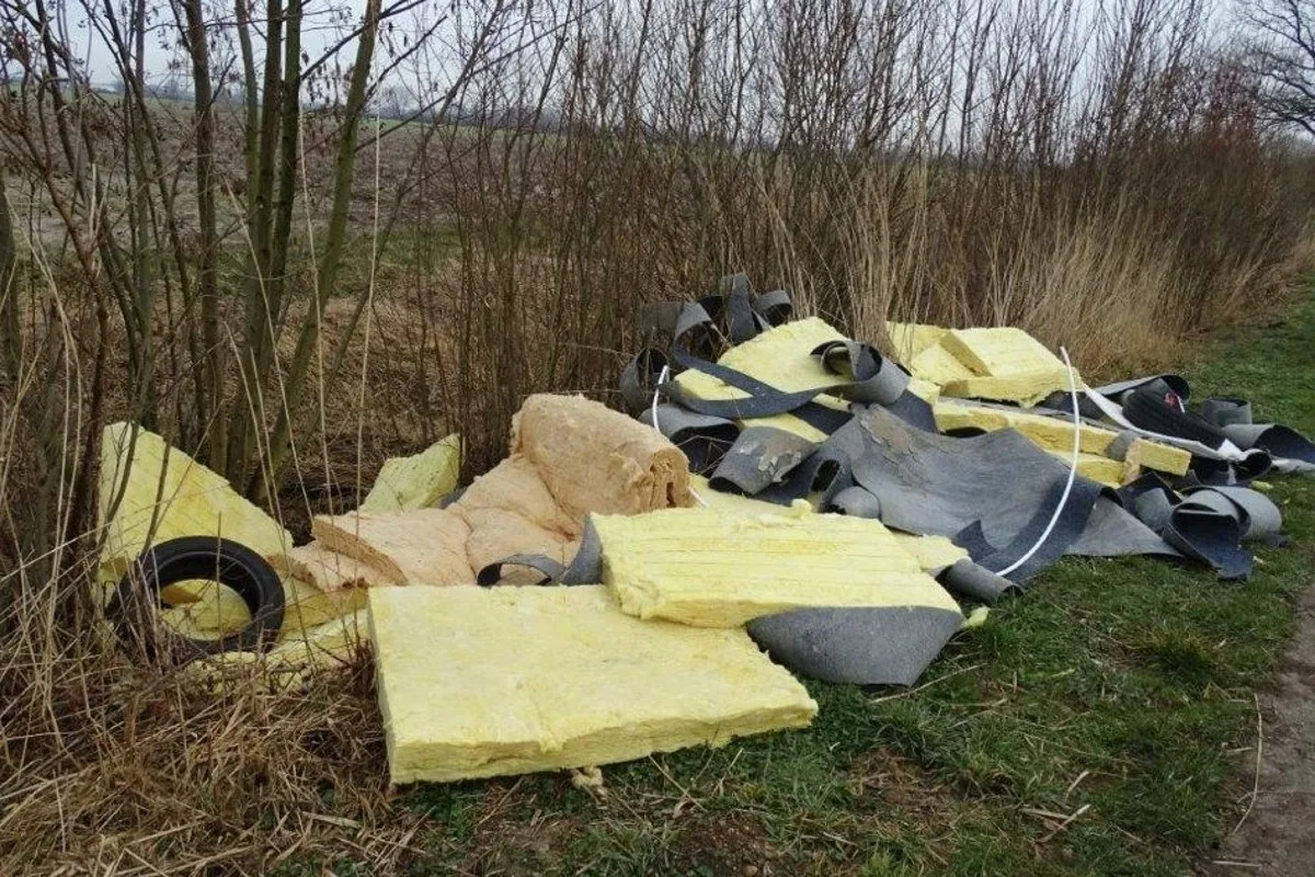 Schweinehunde in Raa-Besenbek - Bauabfälle im Altendeich abgelagert