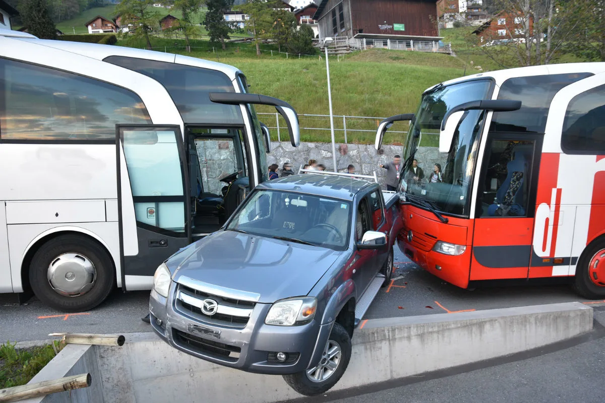 Triesenberg FL - Auto von Reisebussen eingeklemmt