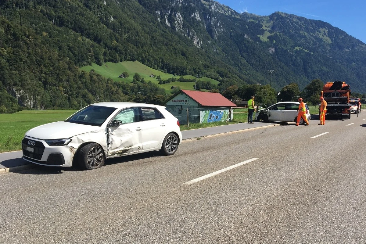 Totalschaden in Glarus - Sekundenschlaf führte zu einer heftigen Kollision