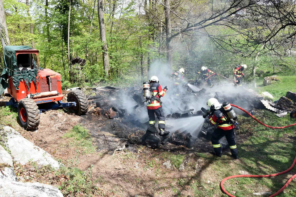 Obbürgen NW - Brand einer Holzbeige am Waldrand