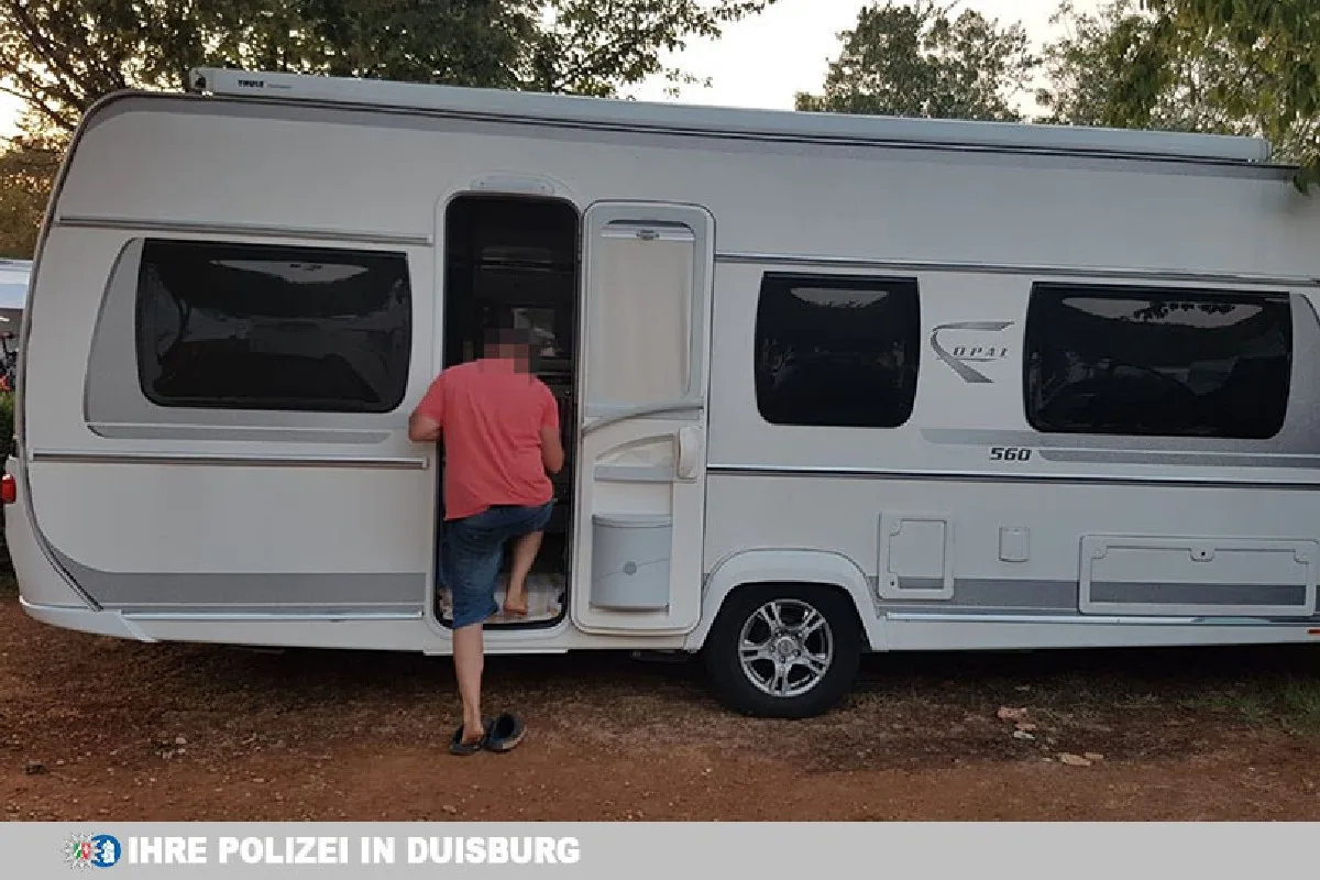 Duisburg - Fendt-Caravan neben Wohnhaus gestohlen! 