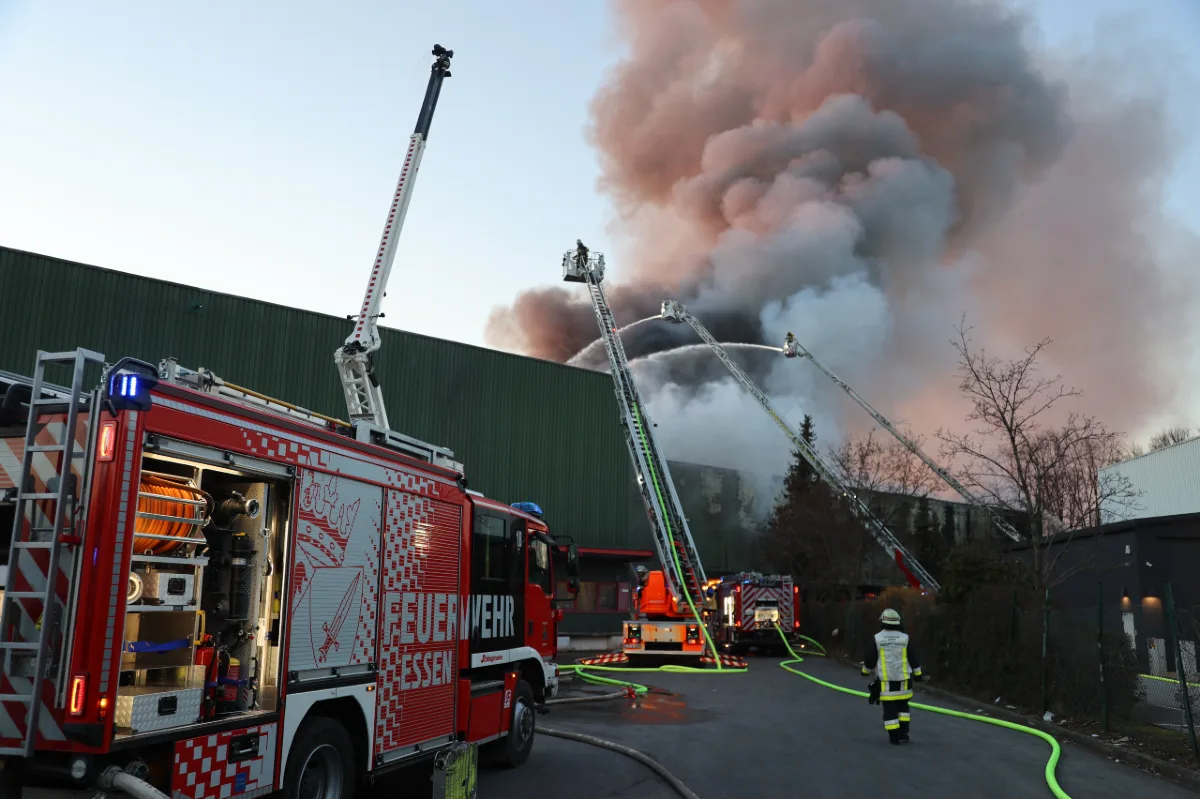 Essen-Kray - Möbellager gerät in Vollbrand