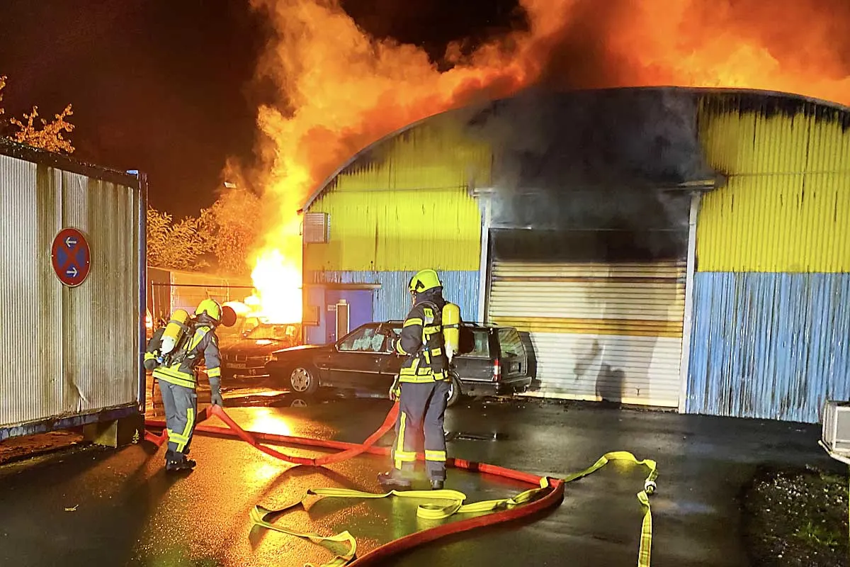 Großbrand in Oberhausen - Lagerhalle und mehrere Fahrzeuge komplett ausgebrannt