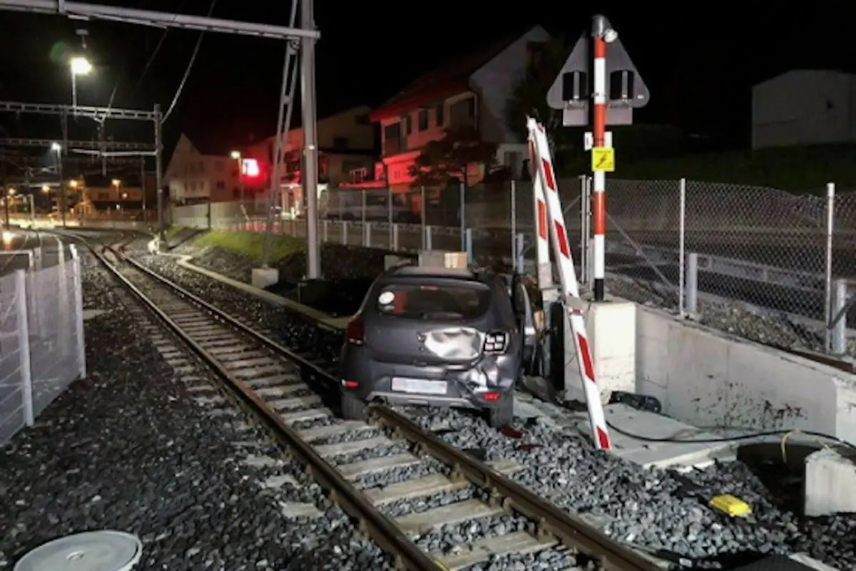 Unfall in Châtel-St-Denis FR – Fahrschüler mit gestohlenem Fahrzeug verunfallt