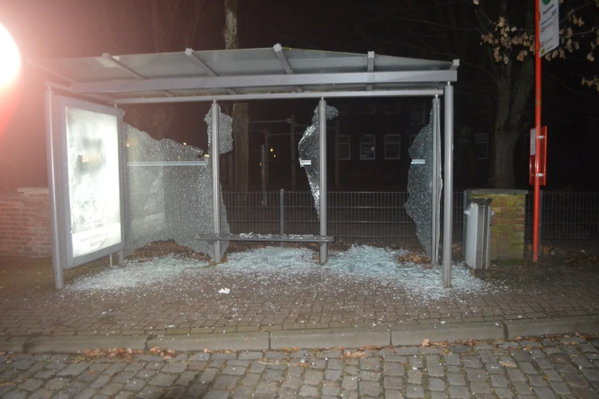 Buxtehude - Vandalen zerstören Scheiben und zerkratzten rund 30 Autos!