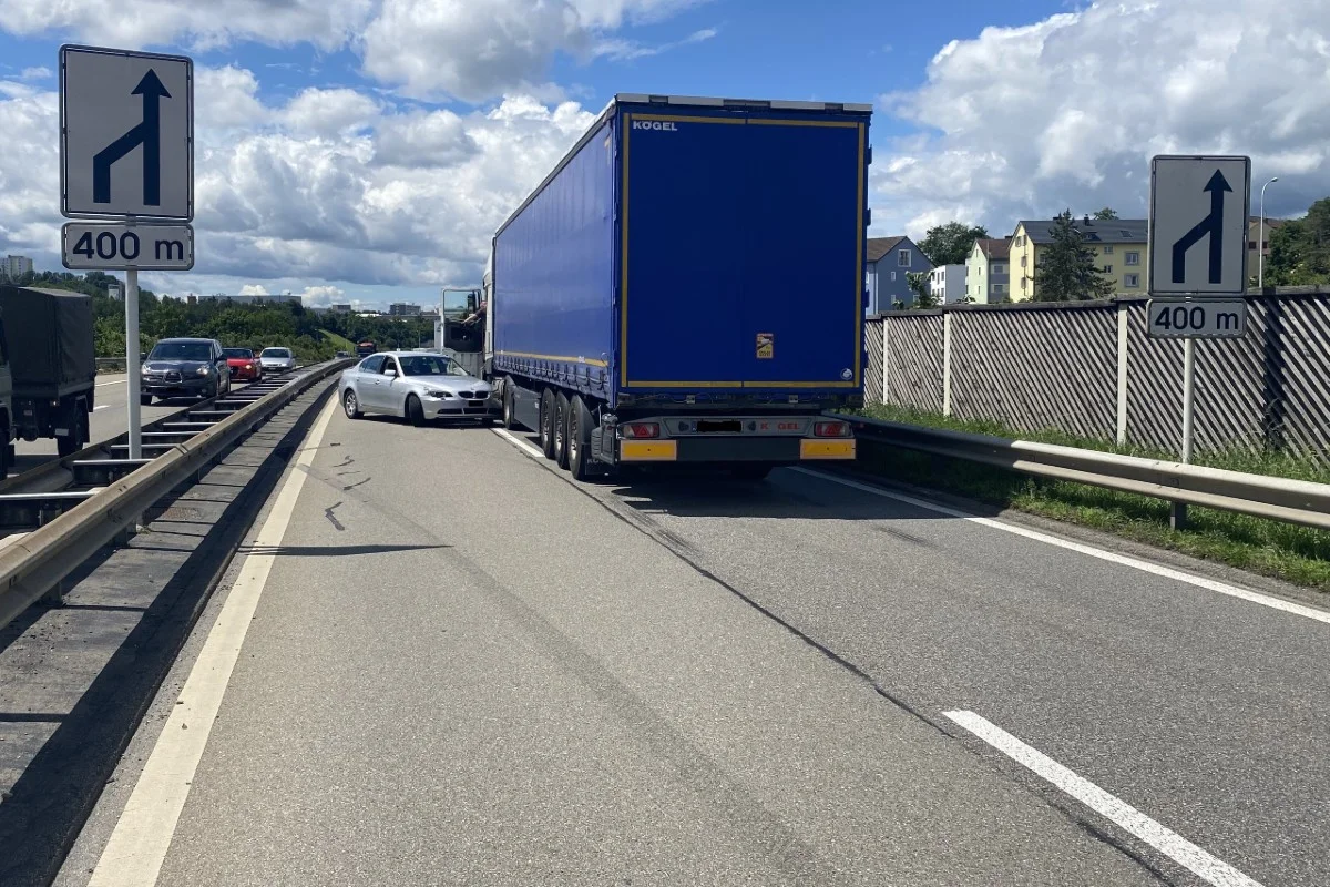 Schaffhausen - Sattelmotorfahrzeug übersieht Auto