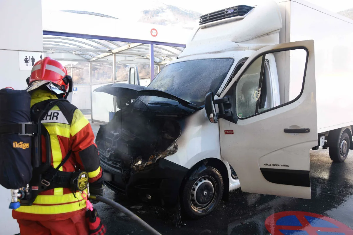 Trübbach SG - Lieferwagen in Brand geraten