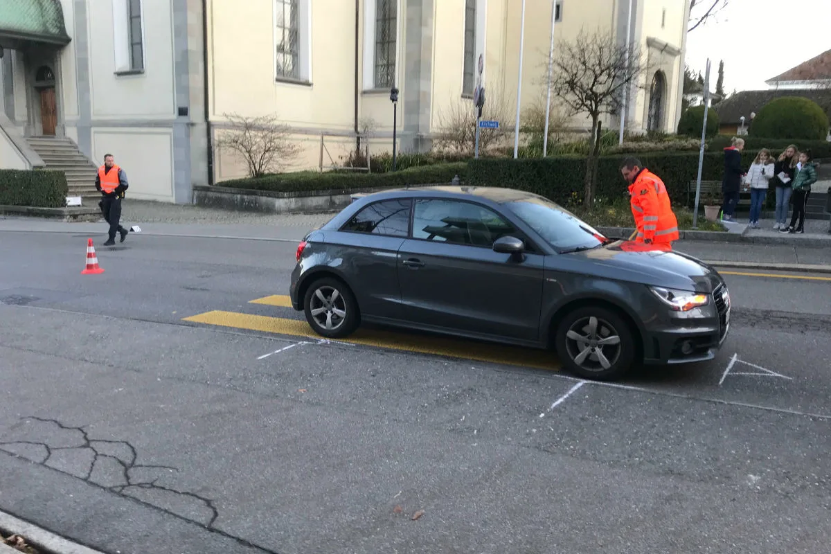 Wädenswil ZH -  Auto fährt zwei Fussgängerinnen an