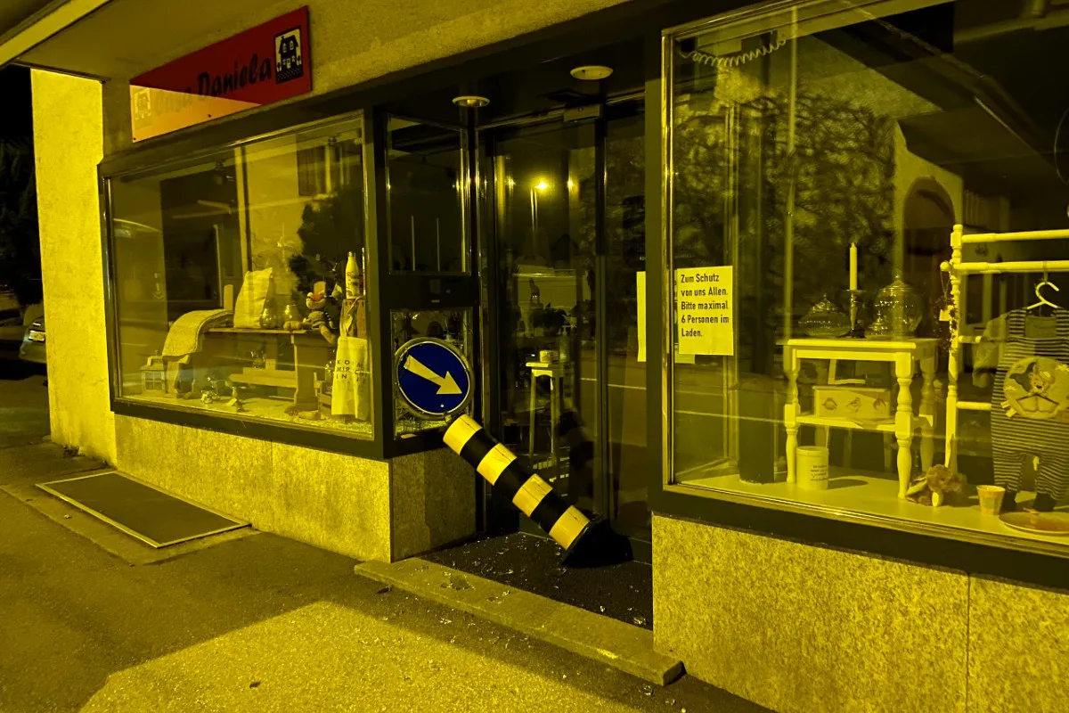 Spektakulärer Unfall in Seengen AG - Inselschutzpfosten gegen Schaufenster geschleudert!