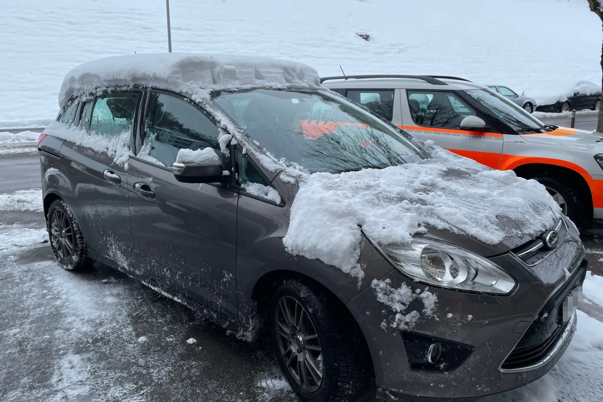 Stadt St.Gallen - Mit 20 Zentimeter Schnee auf Autodach erwischt