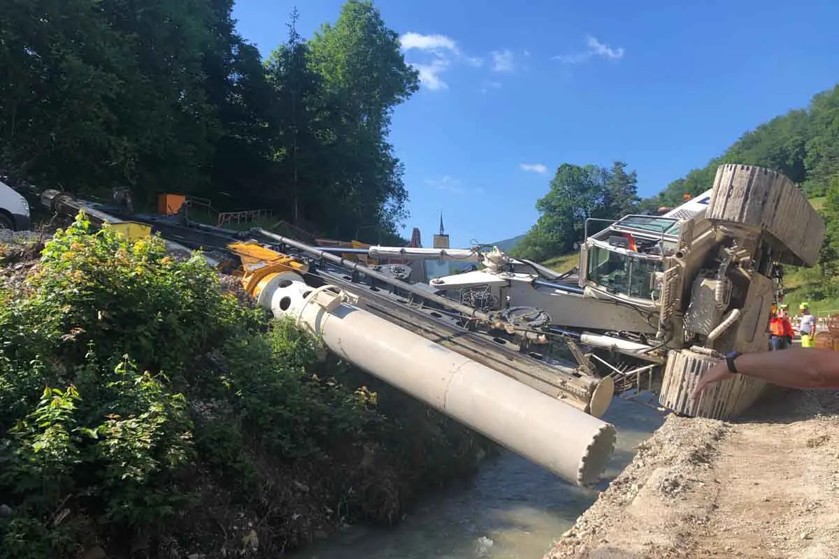 Spektakulärer Unfall in Niederdorf BL - 100 Tonnen schwerer Bohrbagger kippt bei Bohrarbeiten
