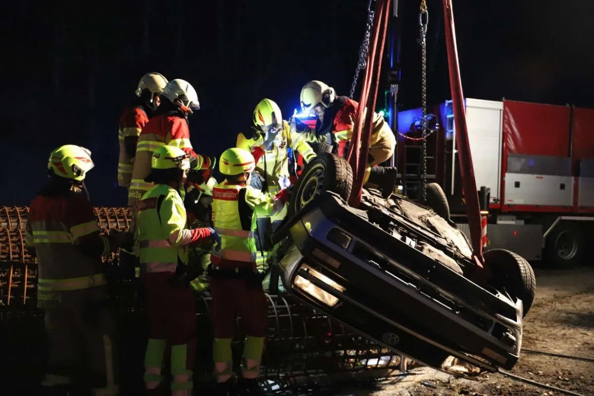 Menzingen - Junglenker verunfallt – 20-Jährige lebensbedrohlich verletzt