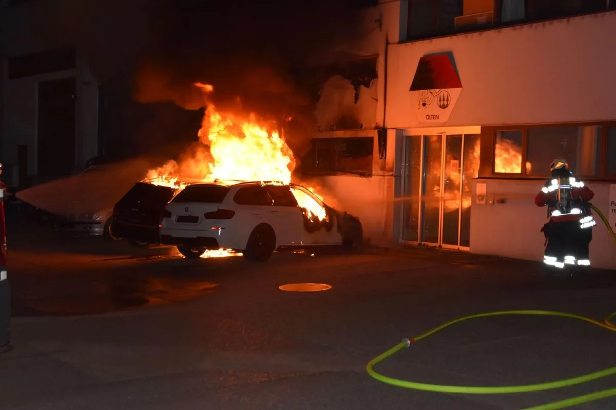 Brand in Olten SO - Zwei Fahrzeuge komplett zerstört!