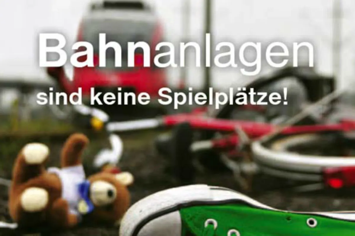 Jugendliche klettert auf Oberleitungsmast 