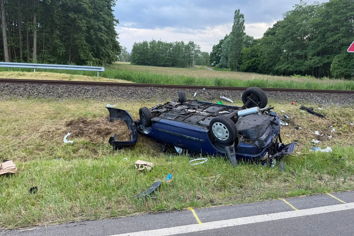 Der Beifahrer auf dem Rücksitz starb noch an der Unfallstelle.