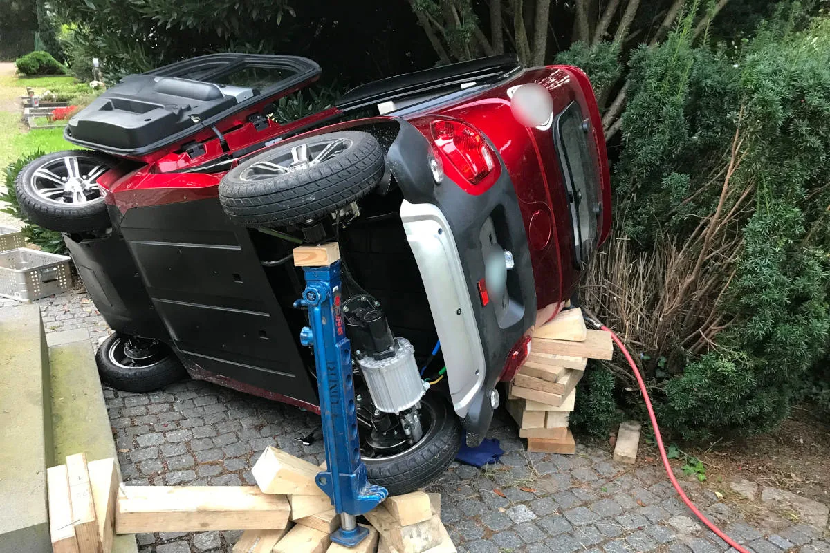 Grevenbroich – Feuerwehr rettet eingeklemmten Fahrer aus Elektro-Kabinenroller