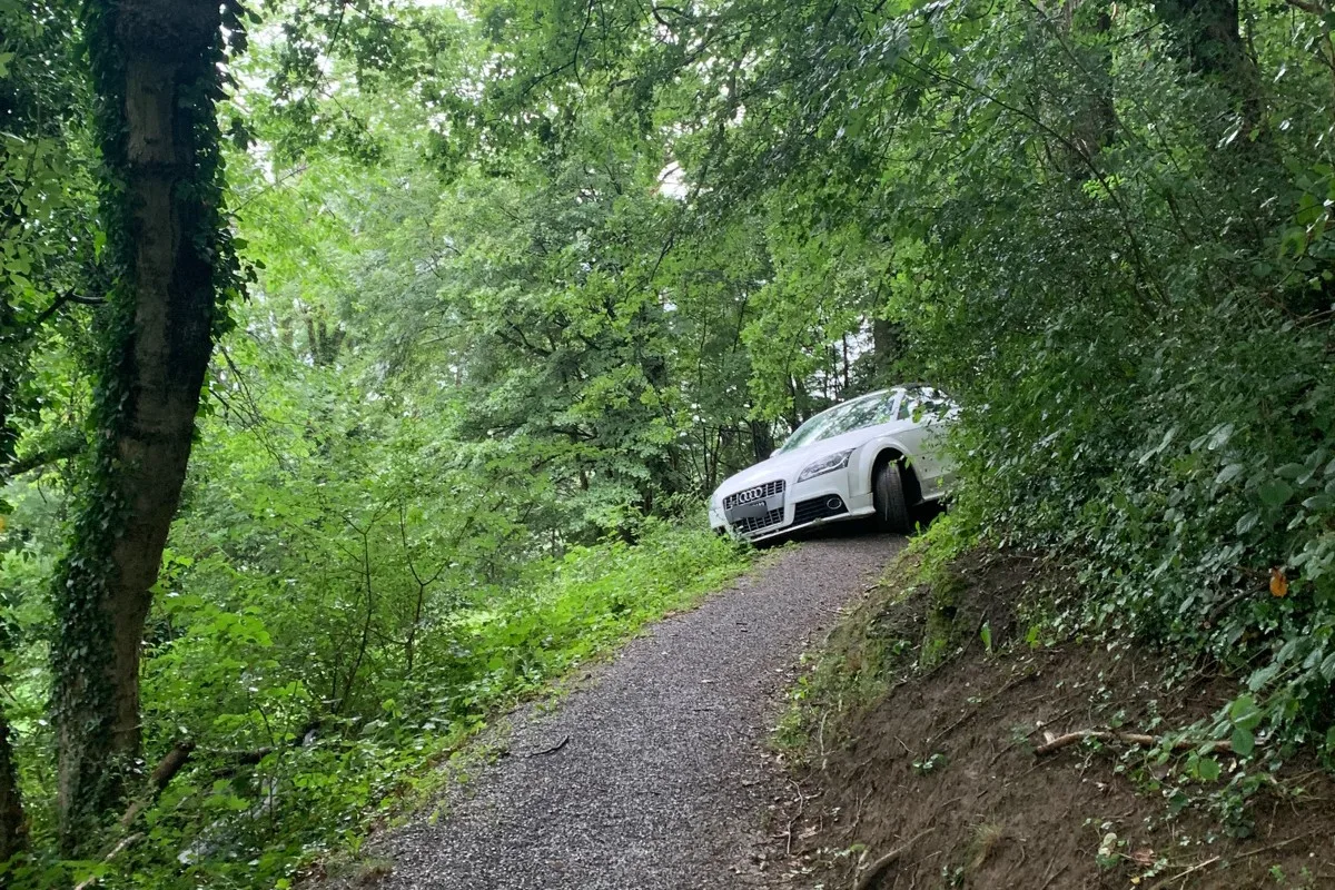 Kurioses aus Gamprin FL - Mit dem Audi auf einen Wanderweg geraten!