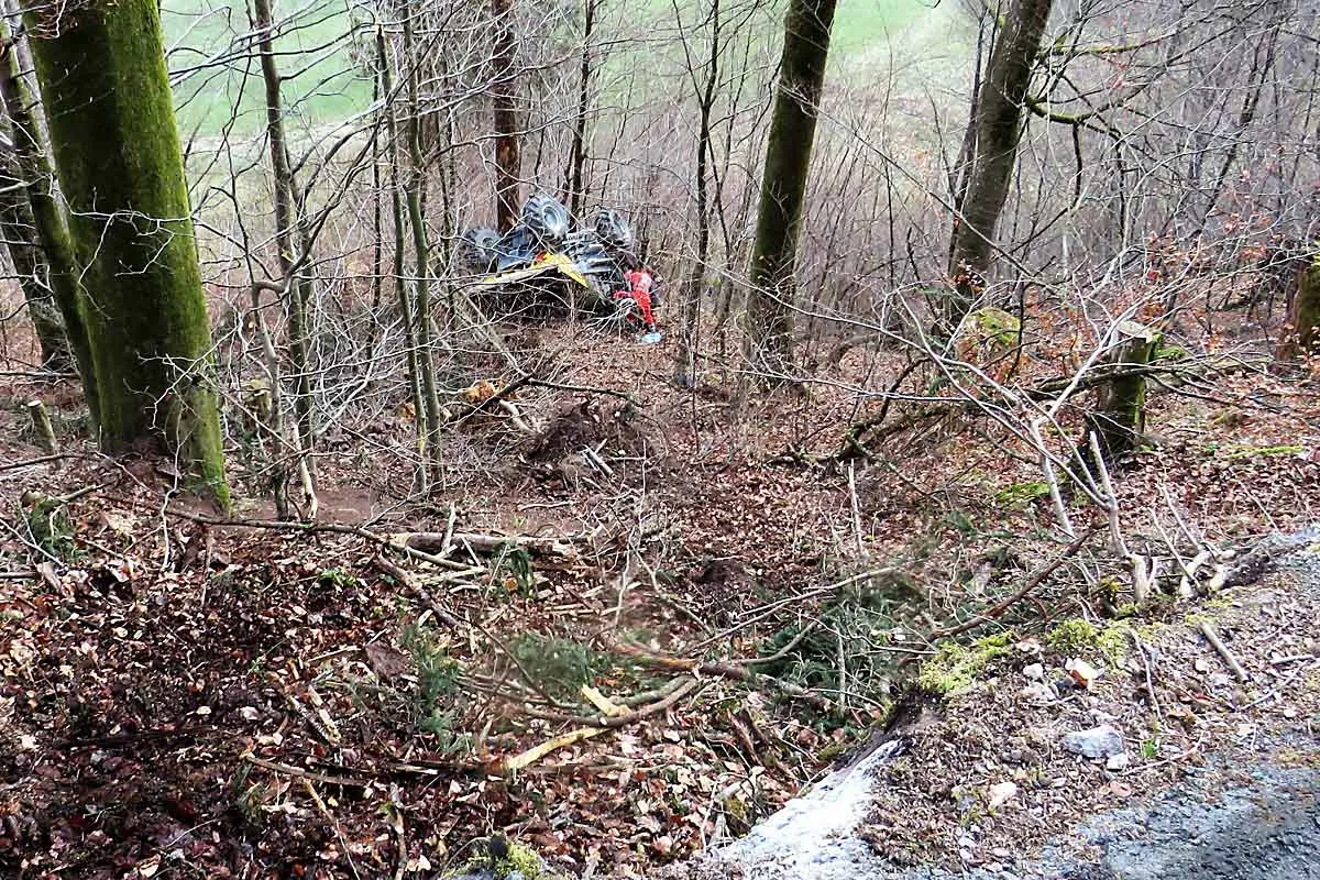 Schwanden GL - Dumper stürzt 30 Meter in die Tiefe