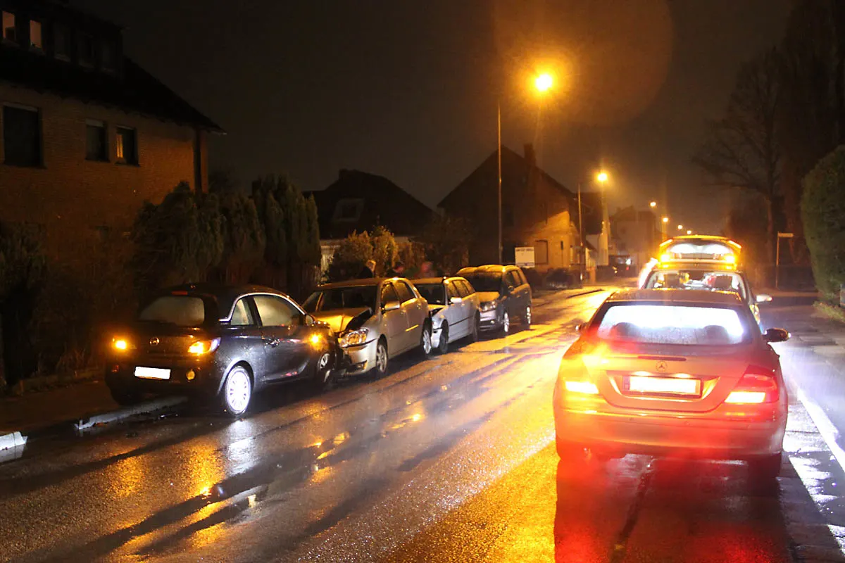 Minden - Vier Autos zusammengeschoben