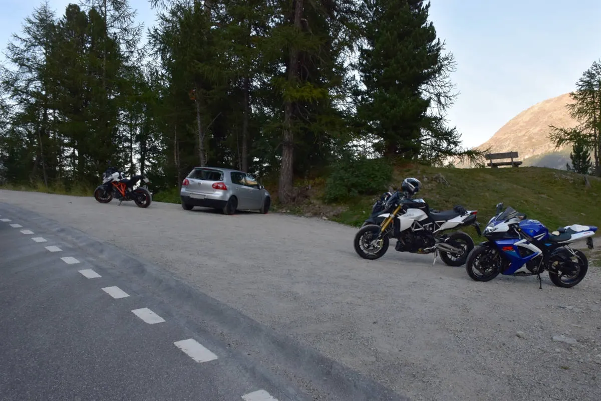 Silvaplana GR - Beim Einfahren auf Strasse Motorradfahrer behindert