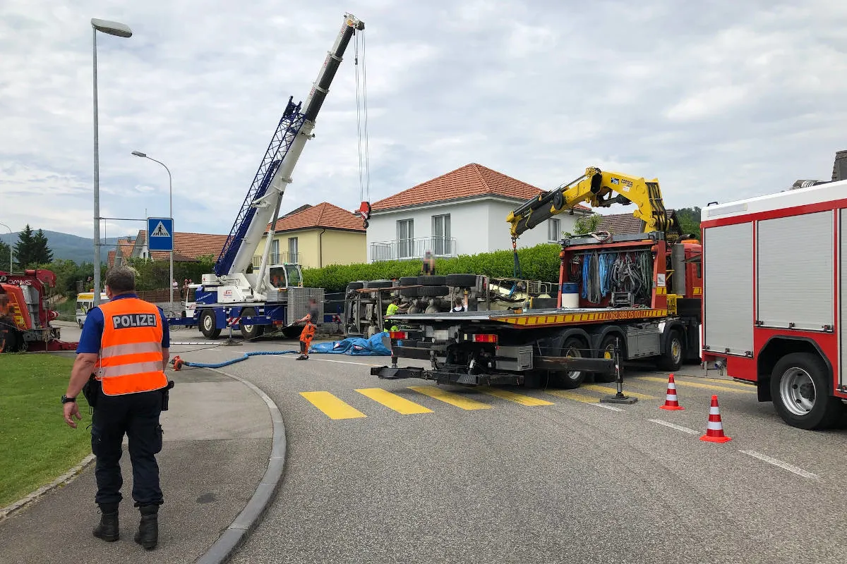 Boningen SO – Fahrmischer bei Selbstunfall gekippt