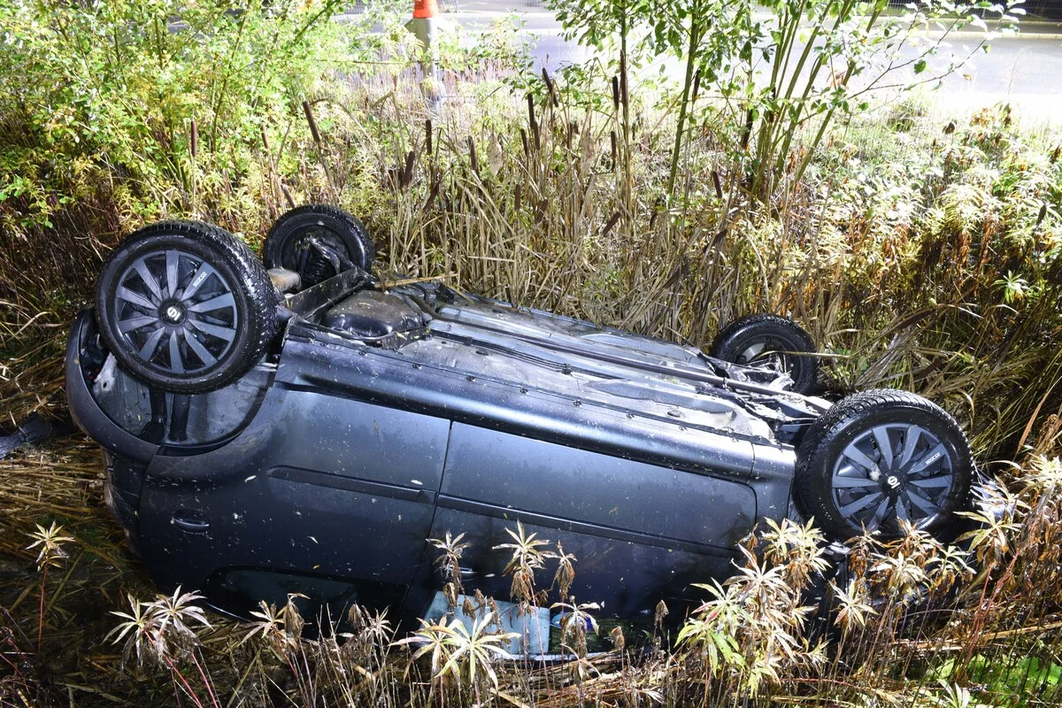 Unfall in Emmen LU - Auf dem Dach in einem Graben gelandet