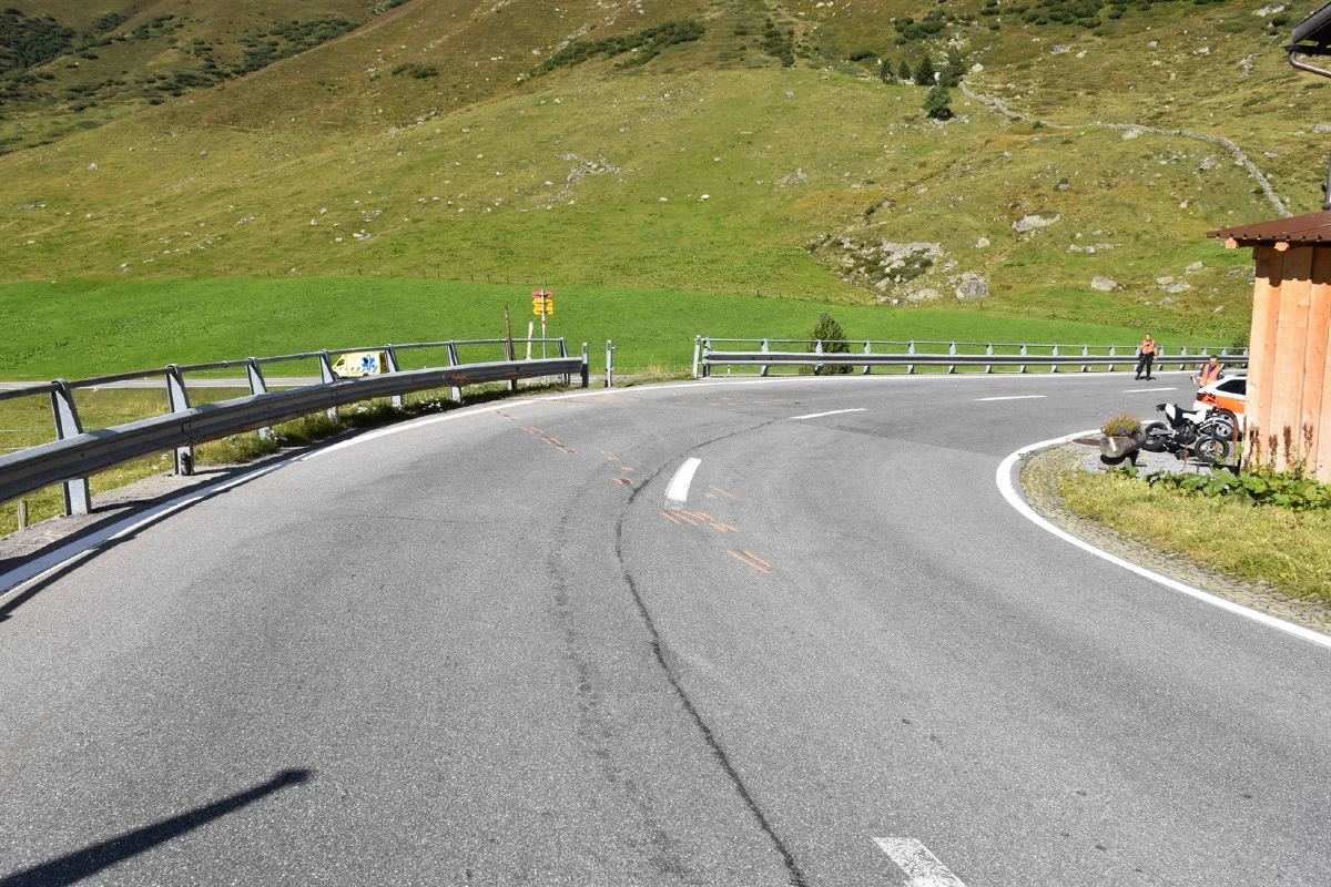 Davos GR - Motorradlenker verunfallt auf dem Flüela