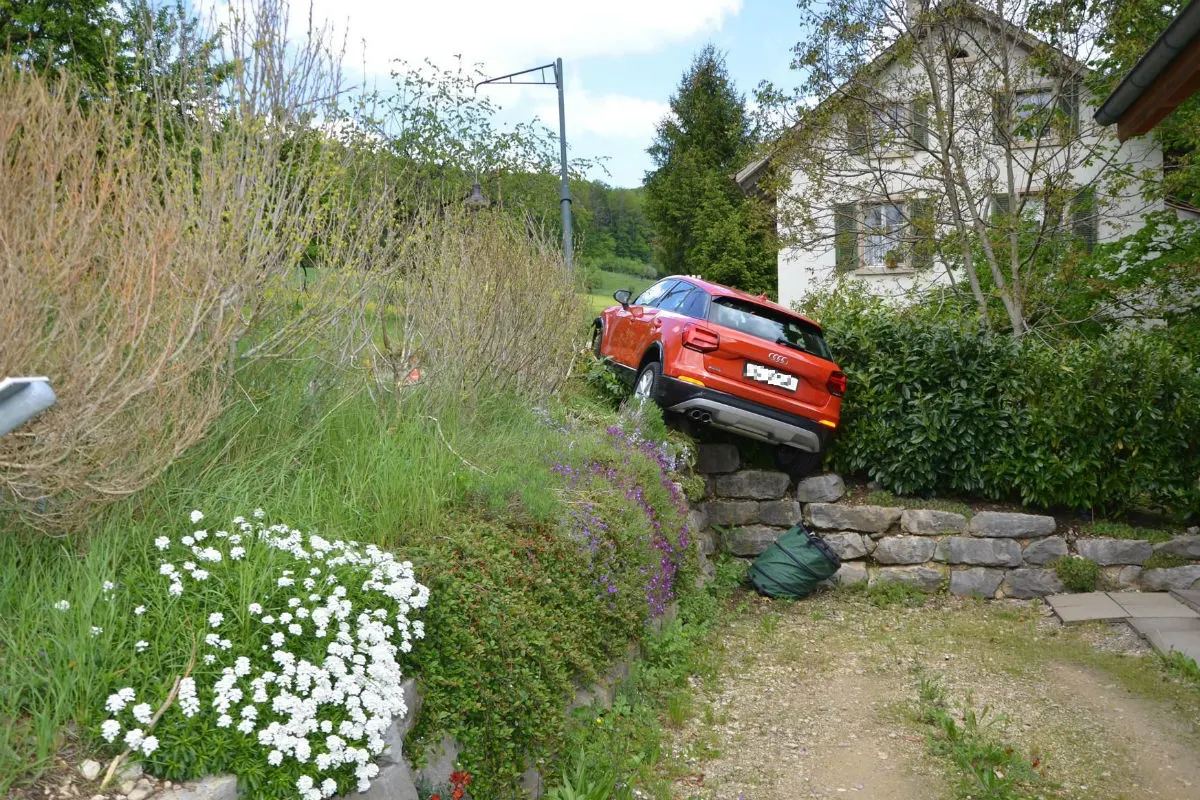 Rickenbach BL - Fahrzeuglenker verursacht Selbstunfall