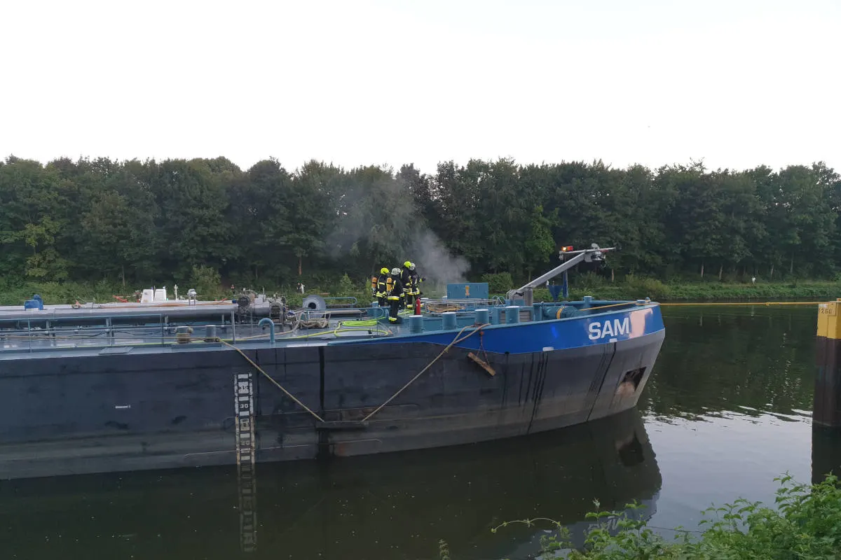 Oberhausen Dellwig – Schiffsführer meldet Brandrauch auf Tankschiff 