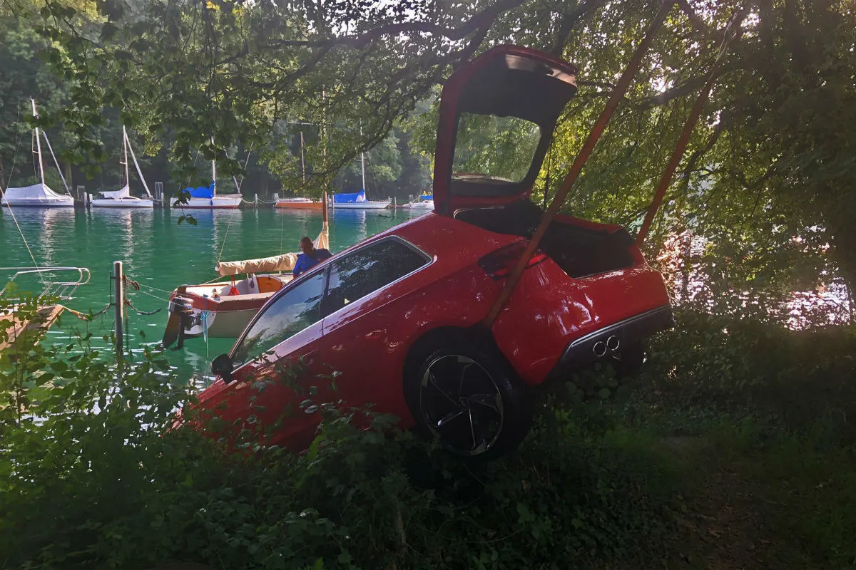 Nidau BE - Audi rollt in Nidau-Büren-Kanal