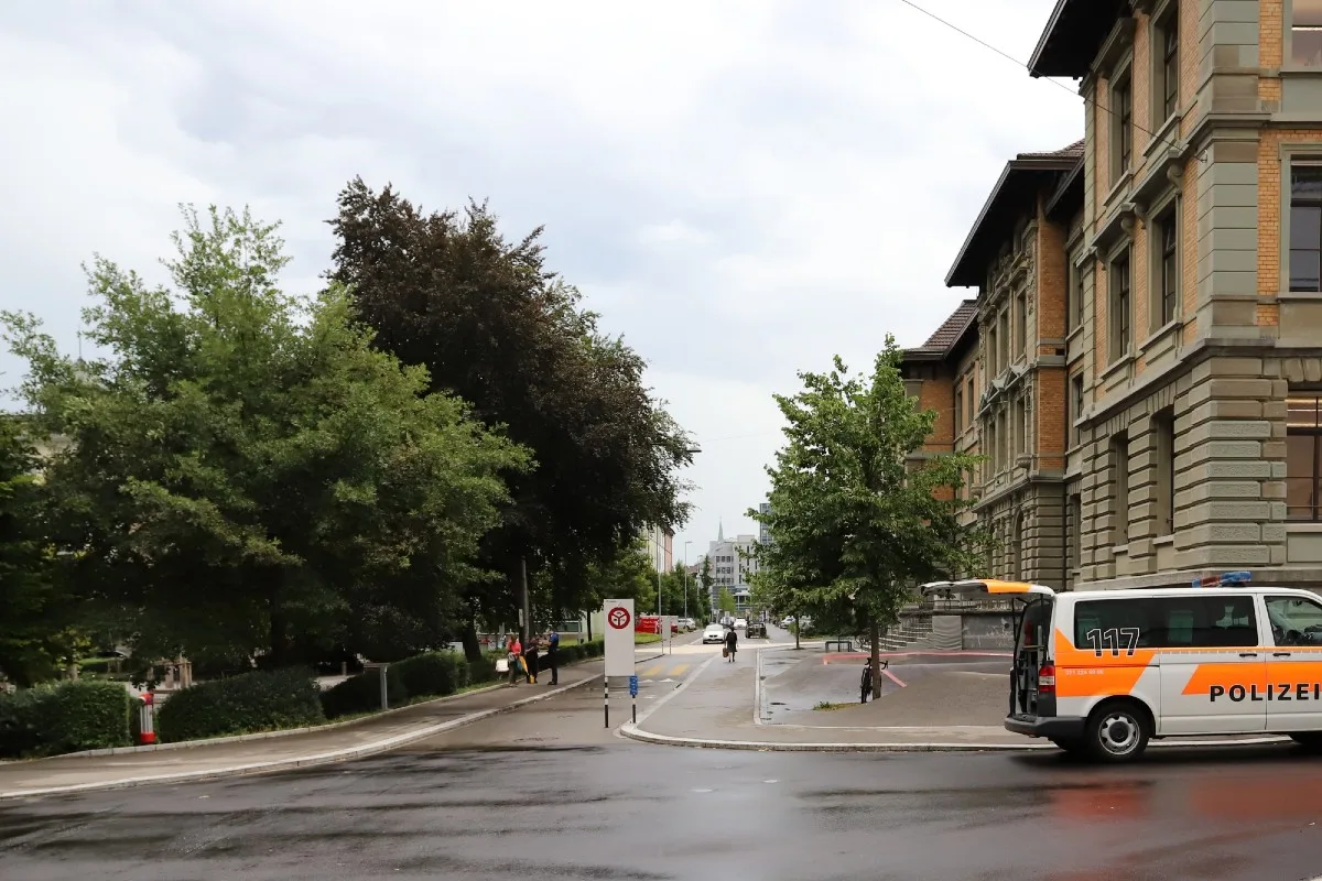 Zusammenstoss in St. Gallen - Fussgängerin und Velofahrer verletzt